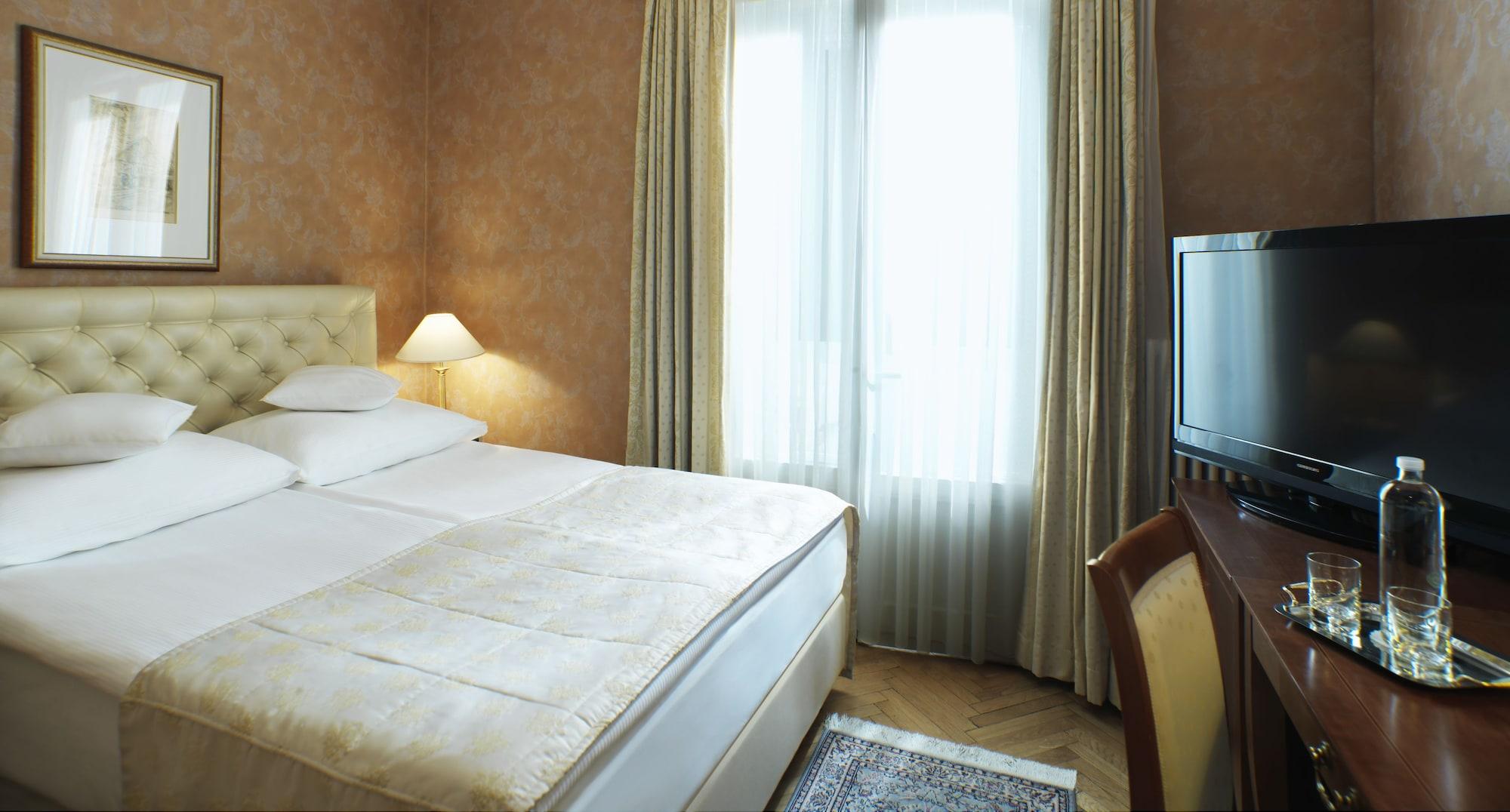 Grand Hotel Toplice - Small Luxury Hotels Of The World Bled Esterno foto A room at the hotel