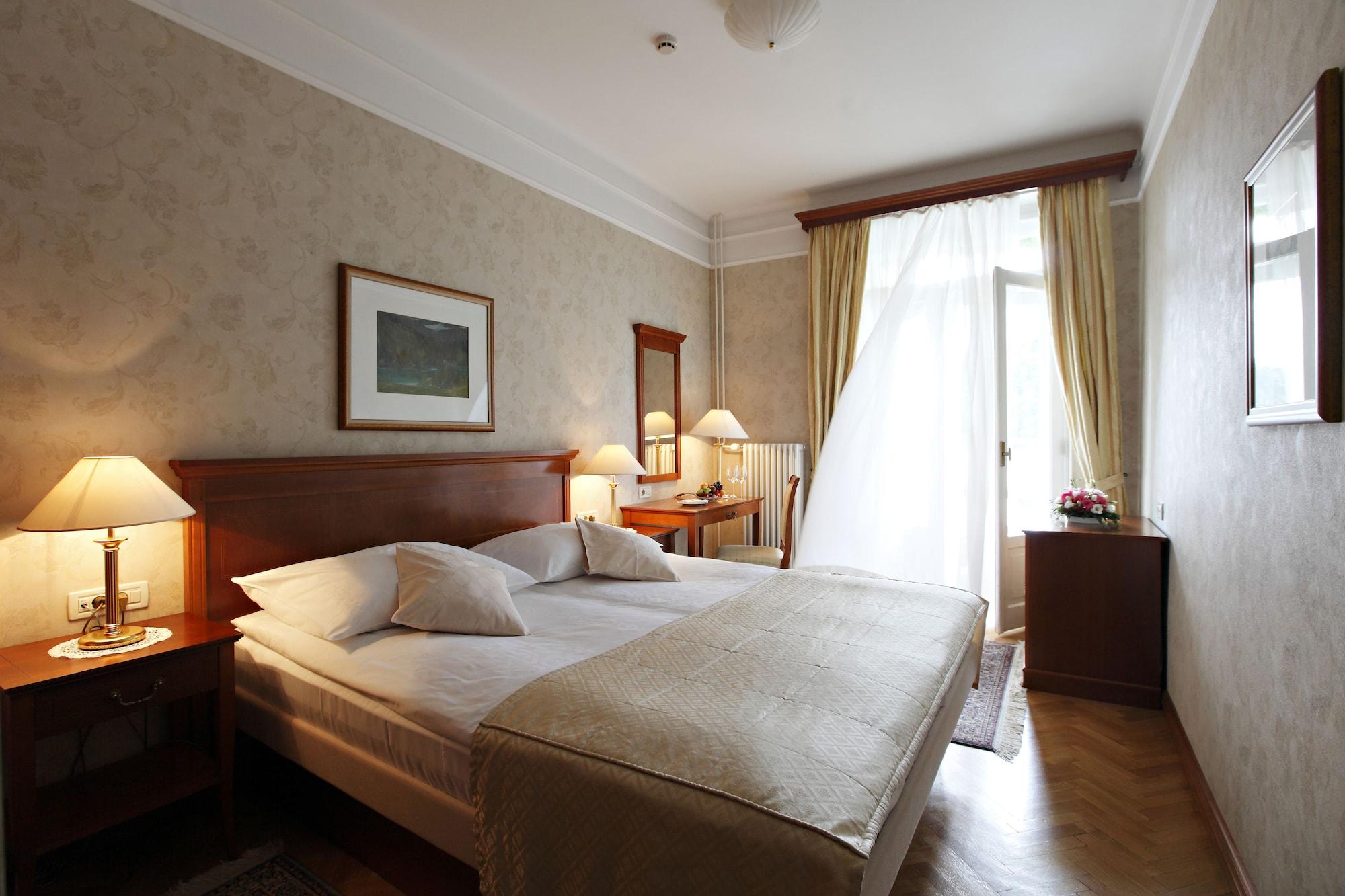 Grand Hotel Toplice - Small Luxury Hotels Of The World Bled Esterno foto A typical hotel room