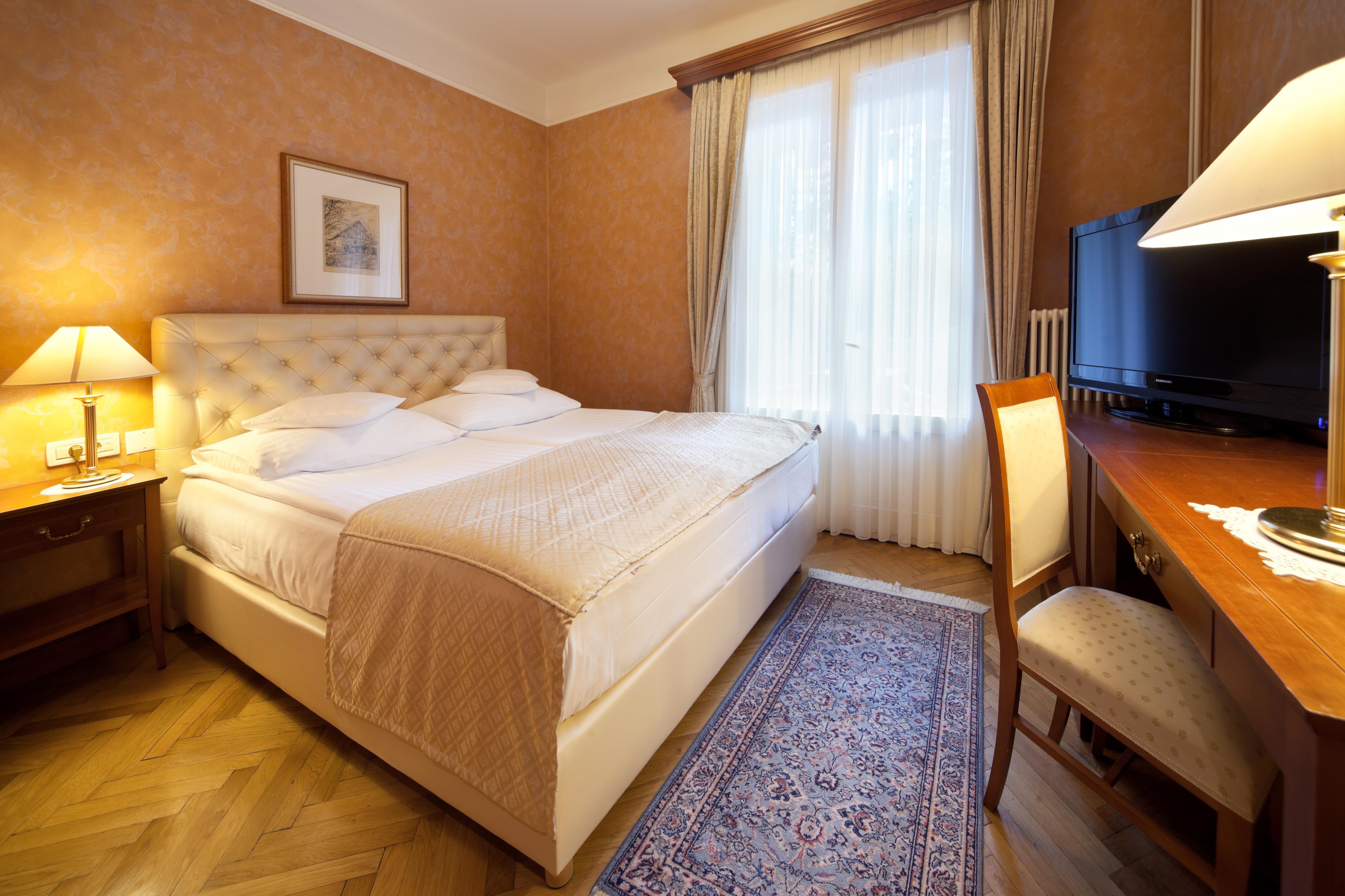 Grand Hotel Toplice - Small Luxury Hotels Of The World Bled Esterno foto A typical hotel room