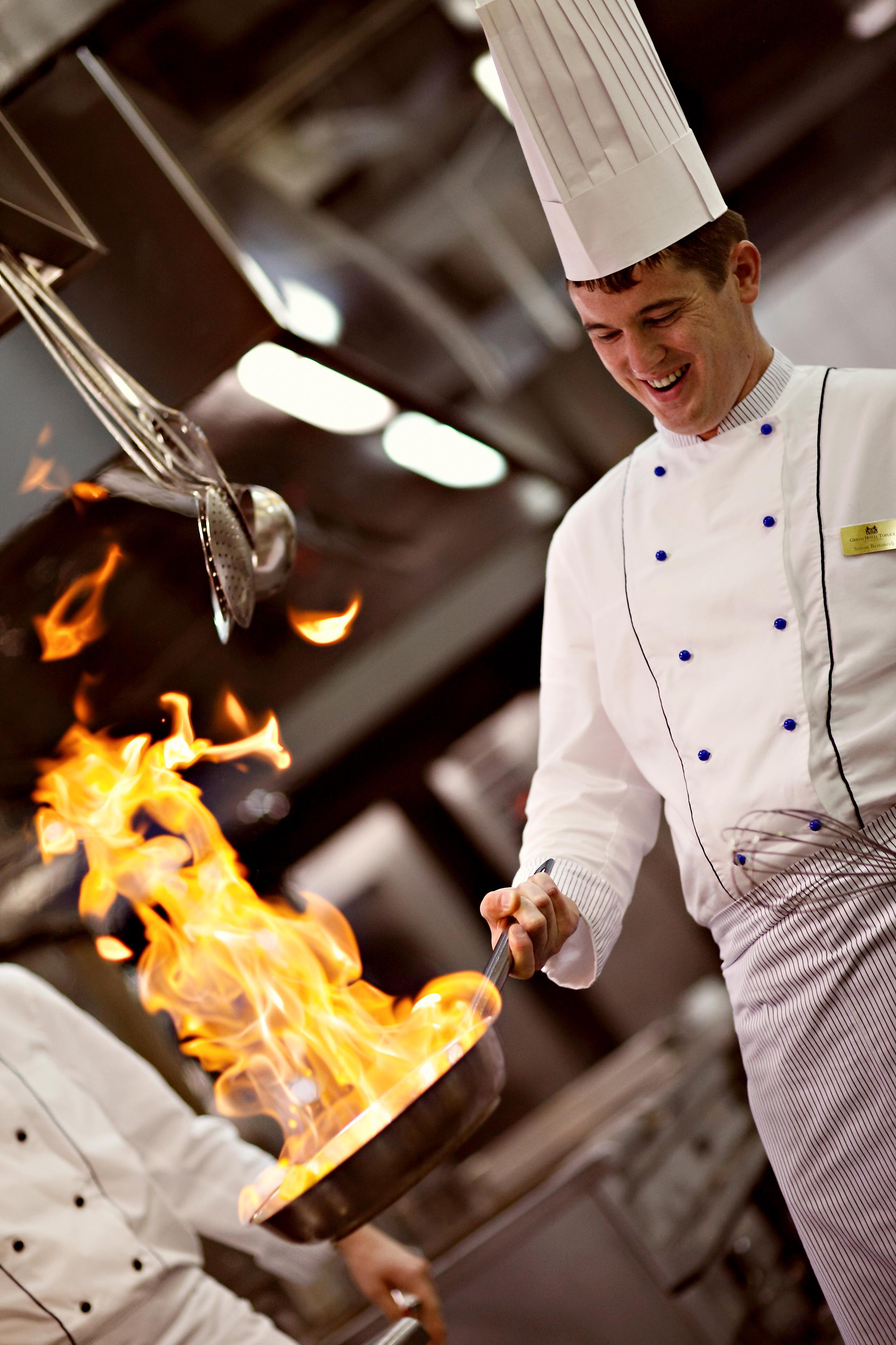 Grand Hotel Toplice - Small Luxury Hotels Of The World Bled Ristorante foto A chef cooking