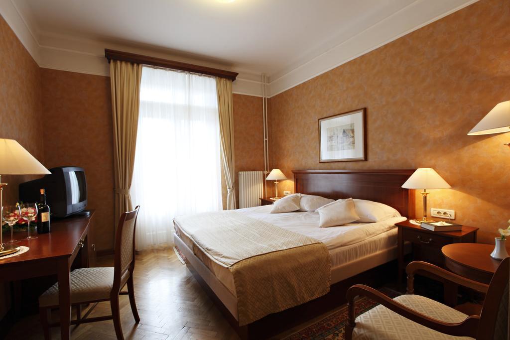 Grand Hotel Toplice - Small Luxury Hotels Of The World Bled Esterno foto A typical hotel room